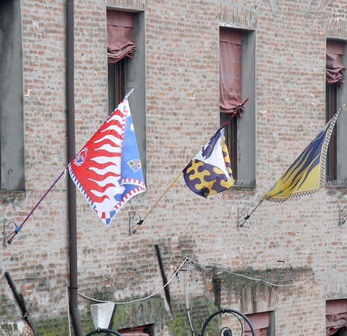 Le bandiere esposte in piazza «Il Palio c’è e ci sarà sempre» 