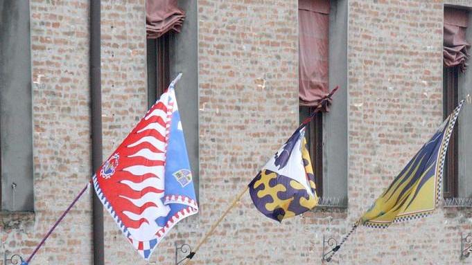 Le bandiere esposte in piazza «Il Palio c’è e ci sarà sempre»