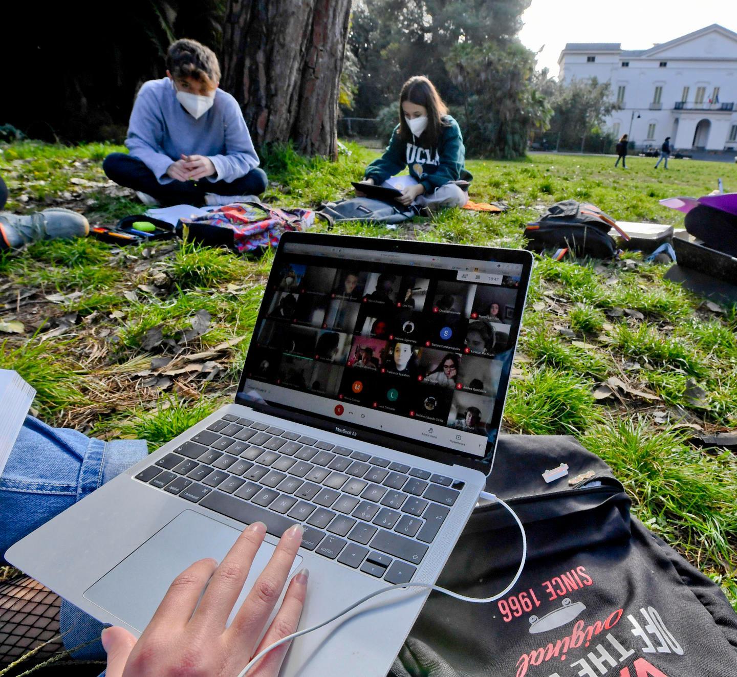 “Caro” Covid, smetti di rovinare la nostra vita 