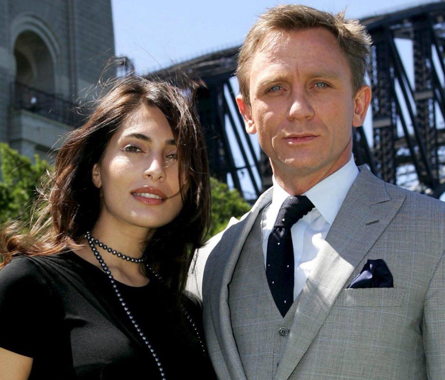 Caterina Murino con Daniel Craig nei panni di James Bond