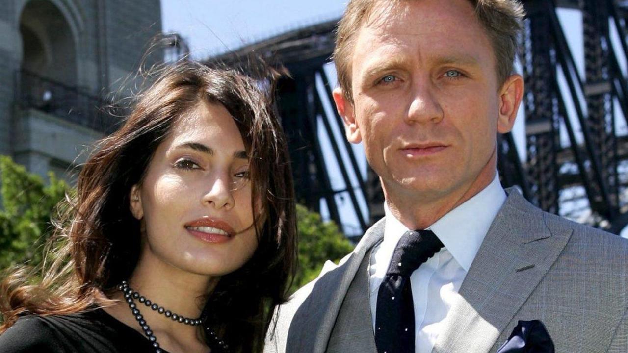 Caterina Murino con Daniel Craig nei panni di James Bond
