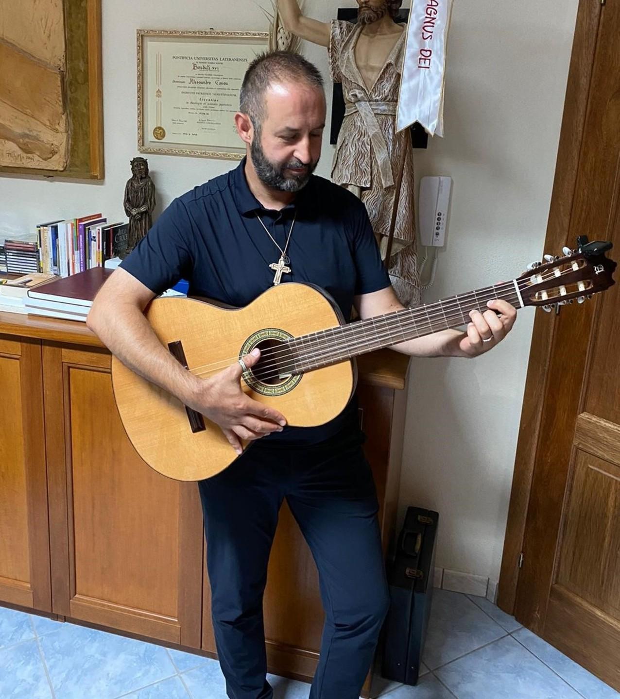 Natale, il parroco di San Teodoro: «In streaming la messa di mezzanotte» 