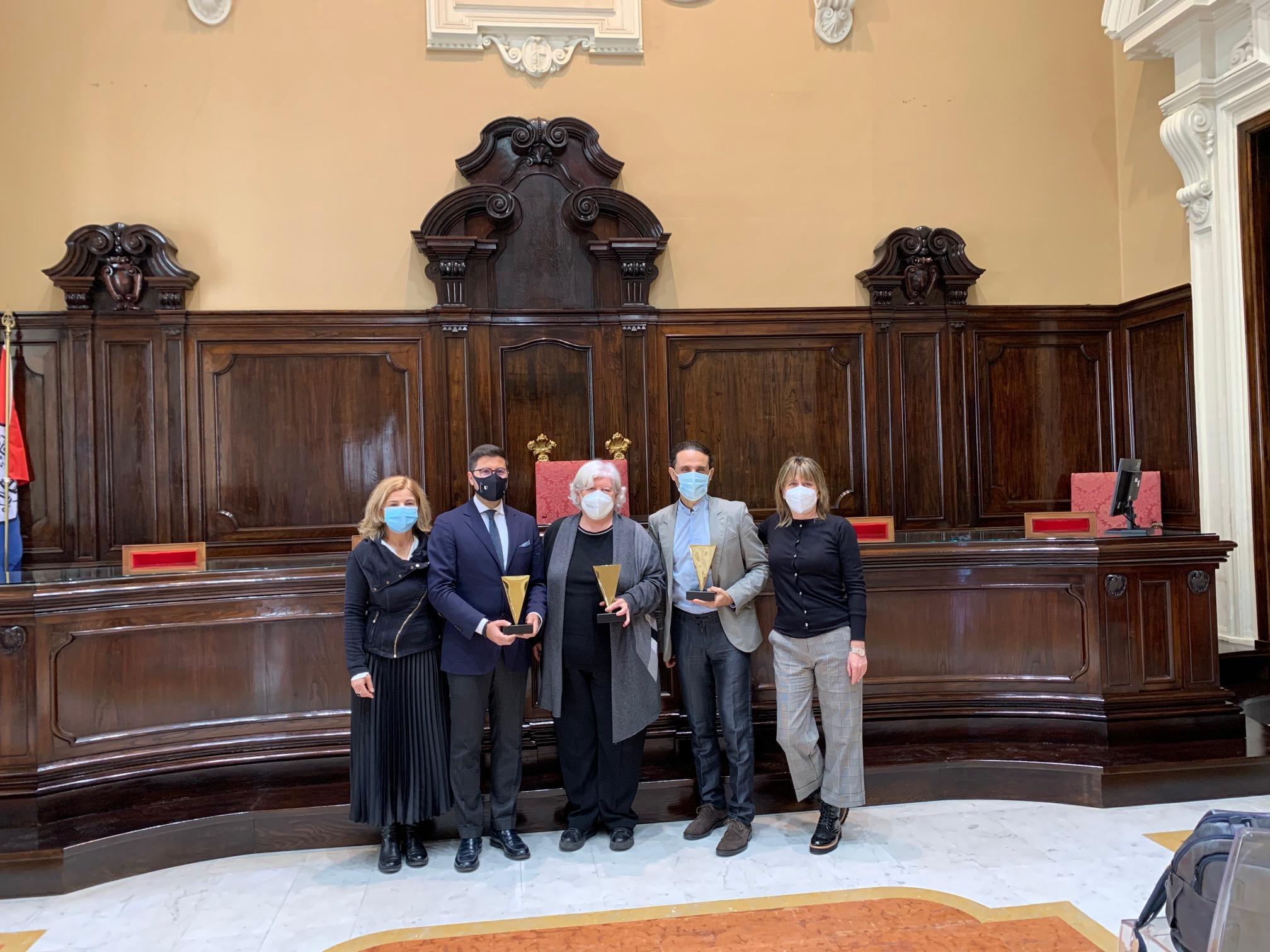 La cerimonia di attribuzione del premio è avvenuta in remoto nell'aula magna dell'università, al centro la rettrice Maria Del Zompo