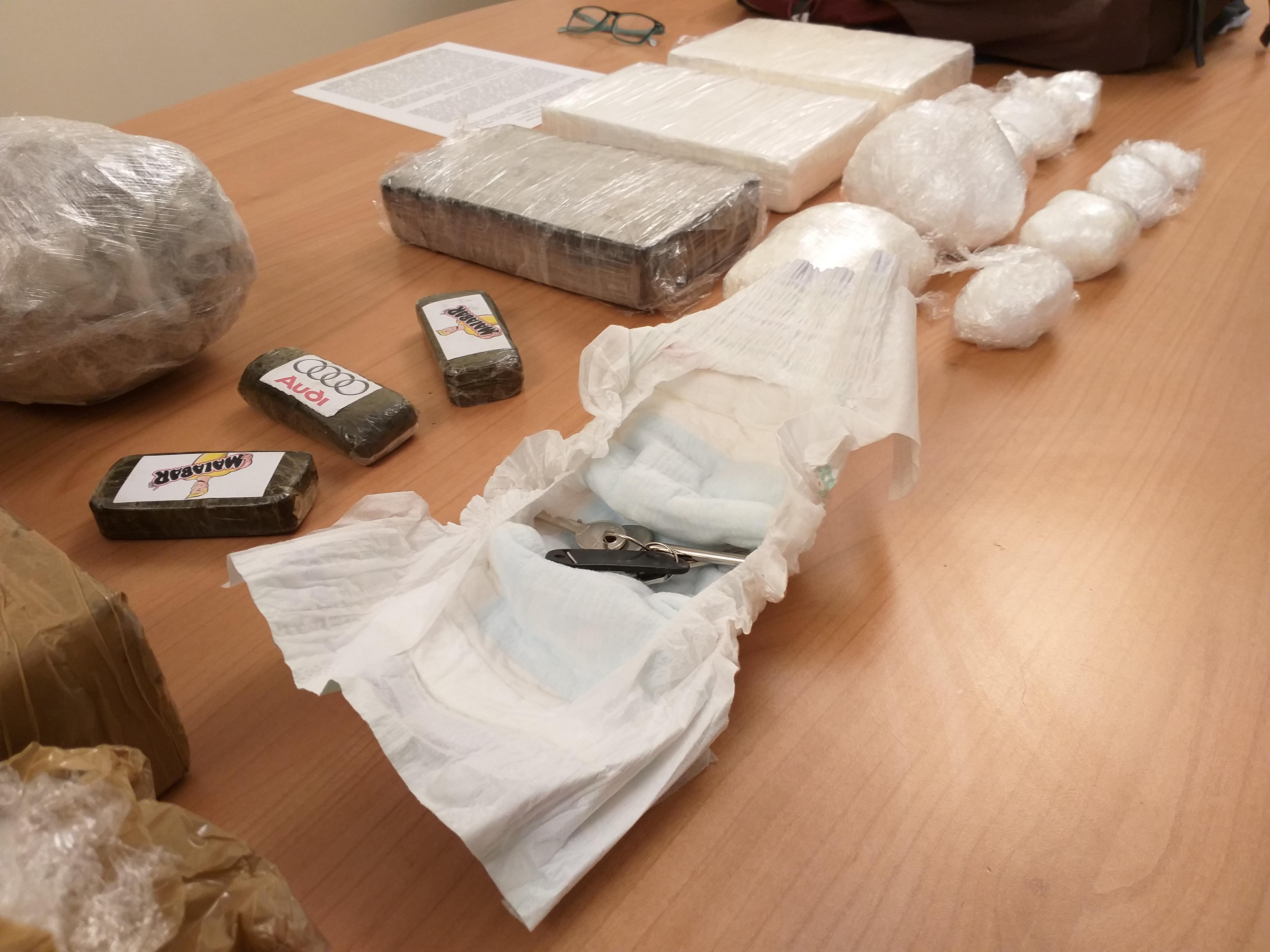 Le chiavi del deposito della droga nel pannolino del neonato