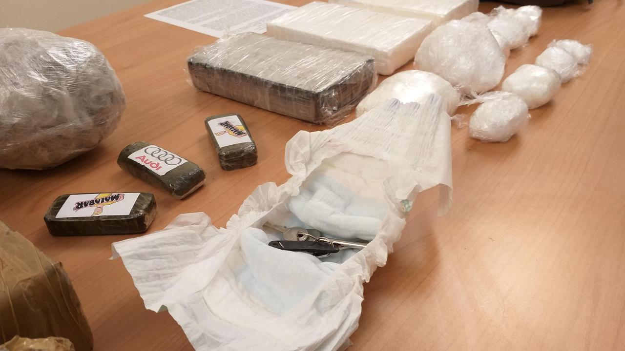 Le chiavi del deposito della droga nel pannolino del neonato