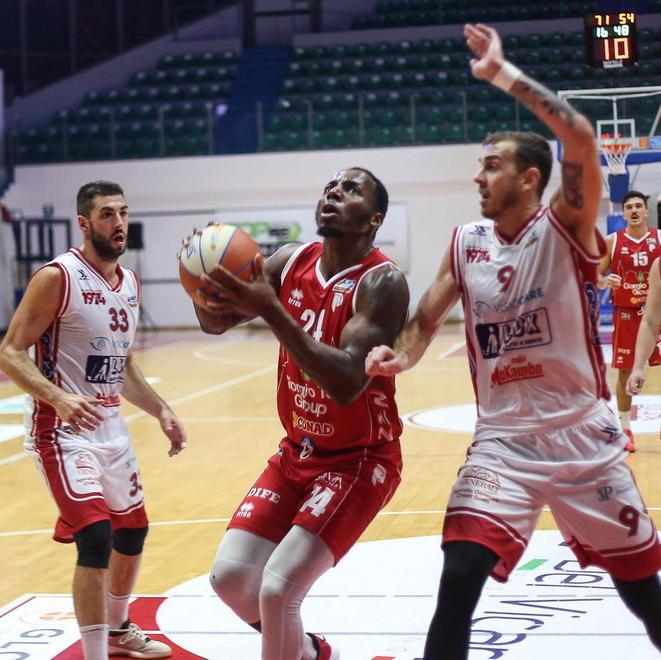 wheatle sotto canestro contro Lux Chieti