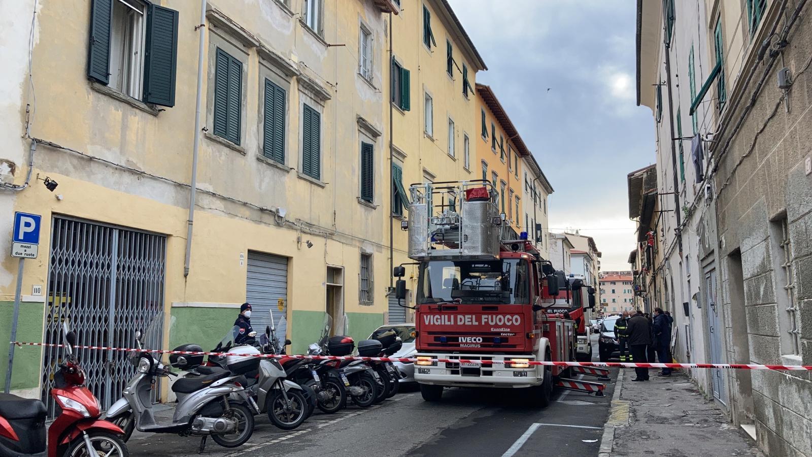 I vigili del fuoco in via Terrazzini chiusa al traffico (foto Marzi)