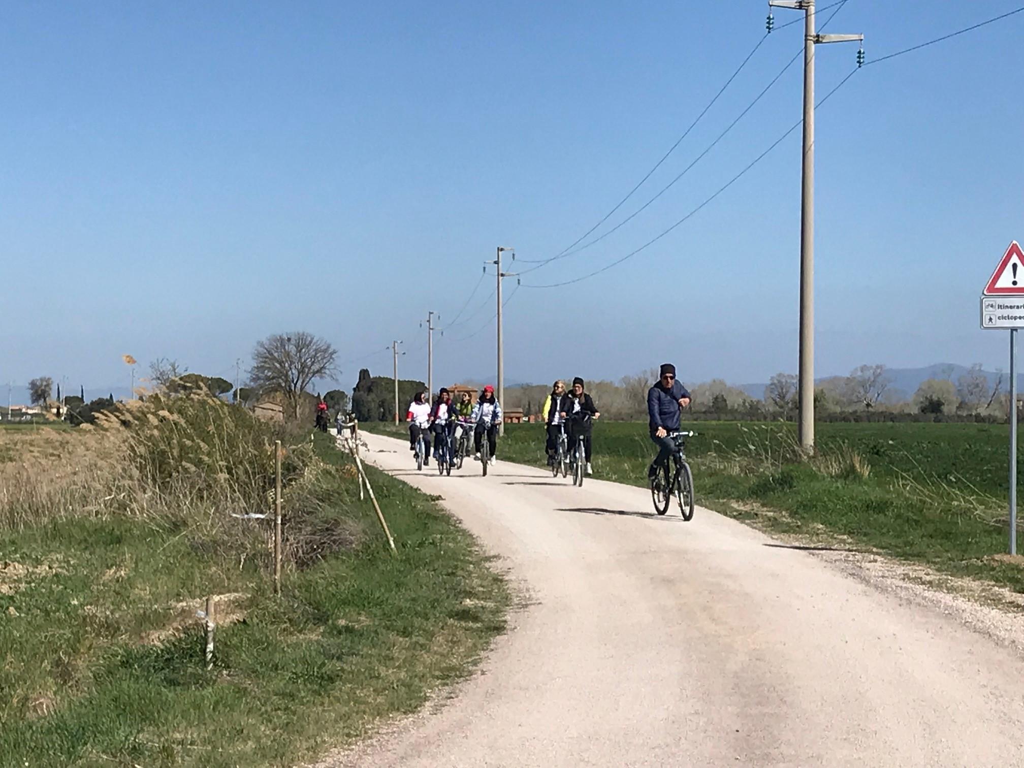 Tutti in bici verso il ponte sull'Ombrone