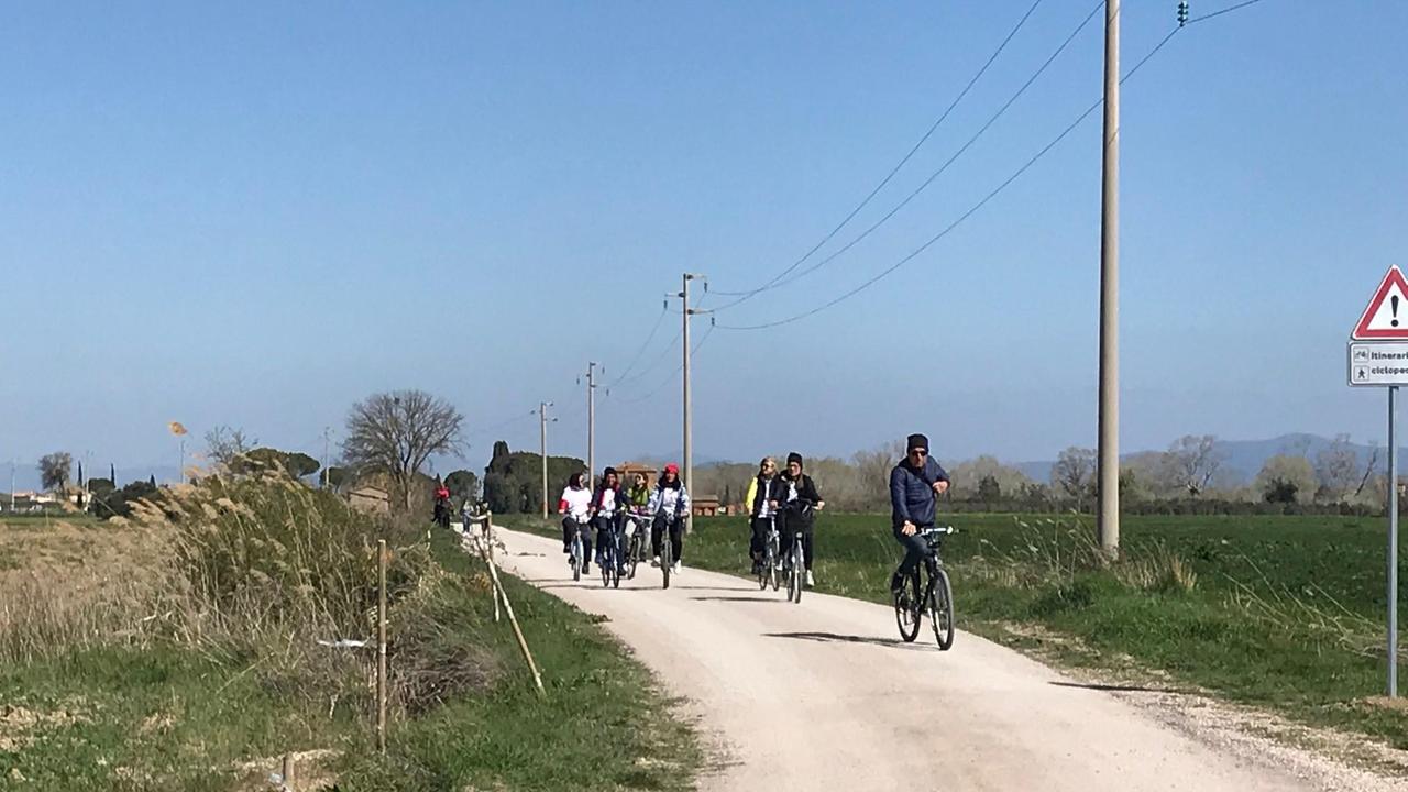 Tutti in bici verso il ponte sull'Ombrone