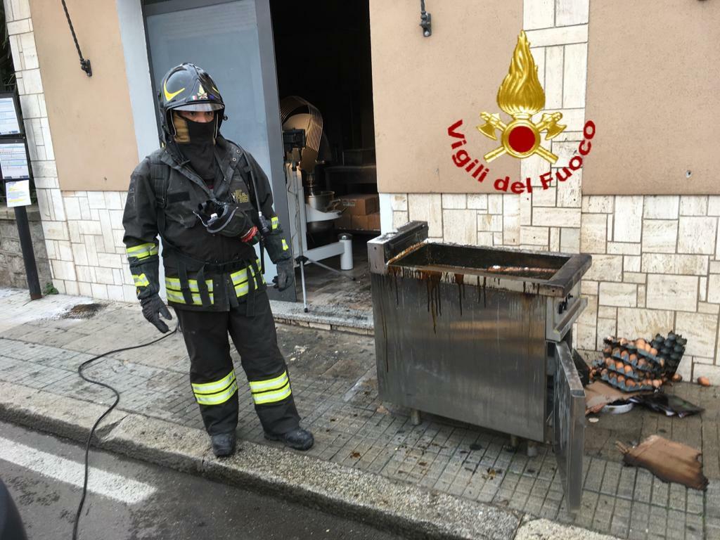 Olbia, incendio alla pasticceria "Le delizie": ingenti i danni