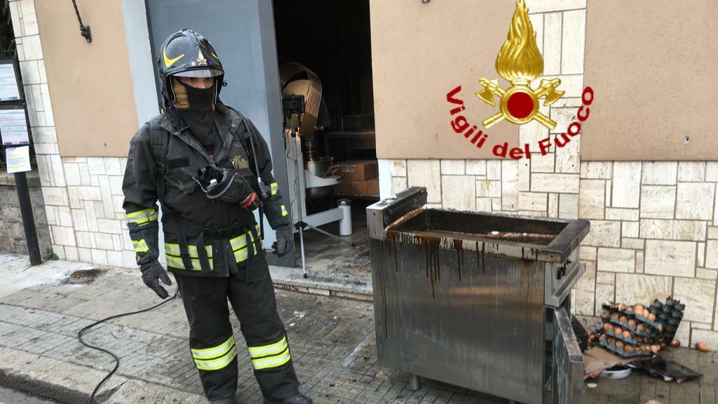 Olbia, incendio alla pasticceria "Le delizie": ingenti i danni