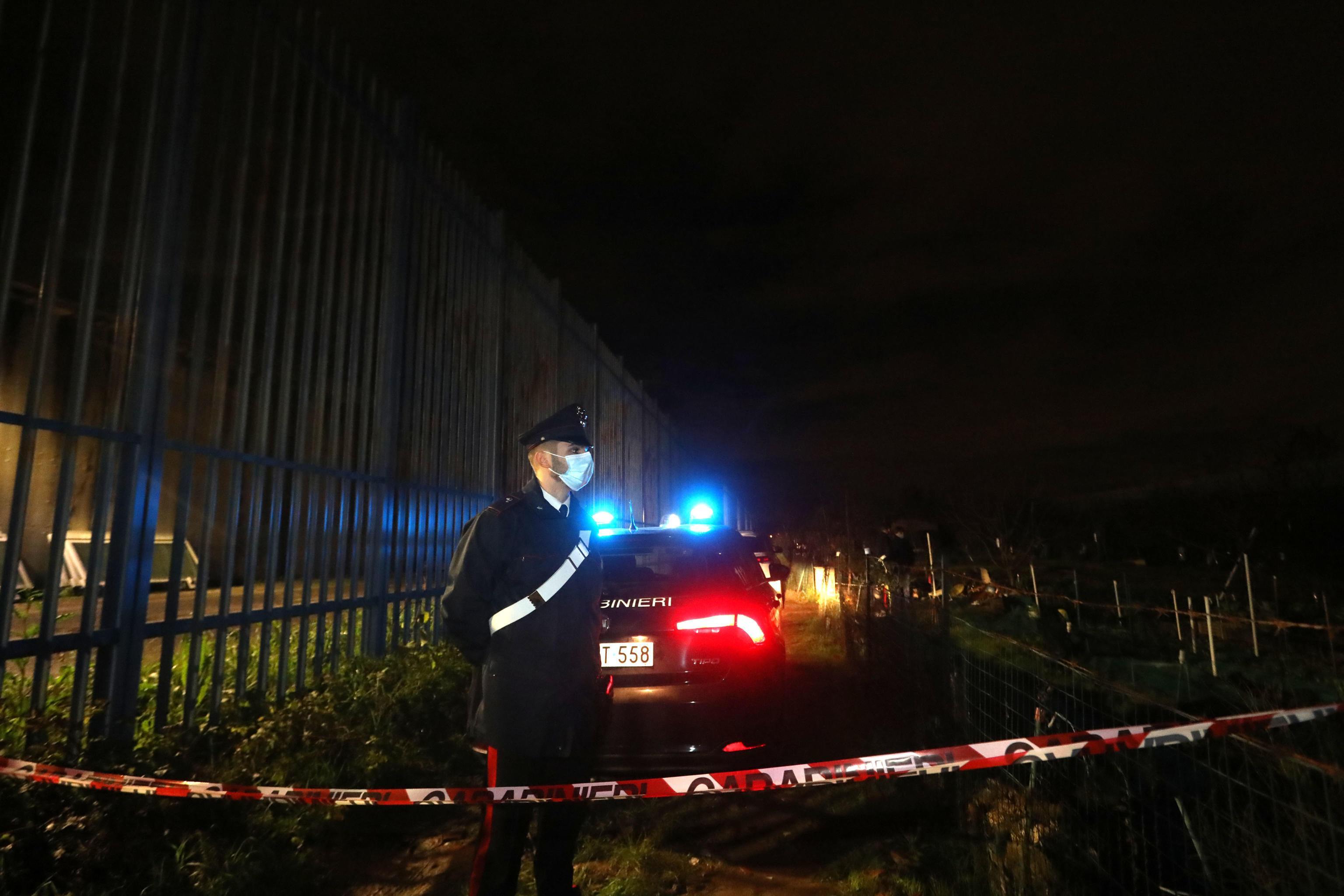 Due valigie con resti umani ritrovate in un campo alla periferia di Firenze 
