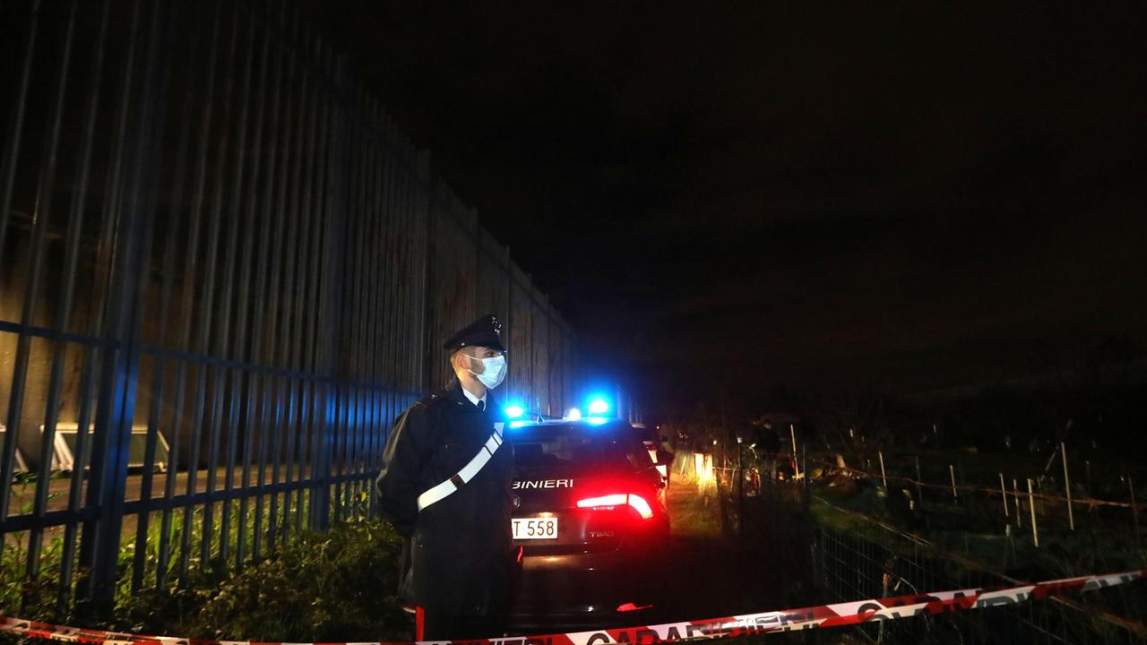 Due valigie con resti umani ritrovate in un campo alla periferia di Firenze