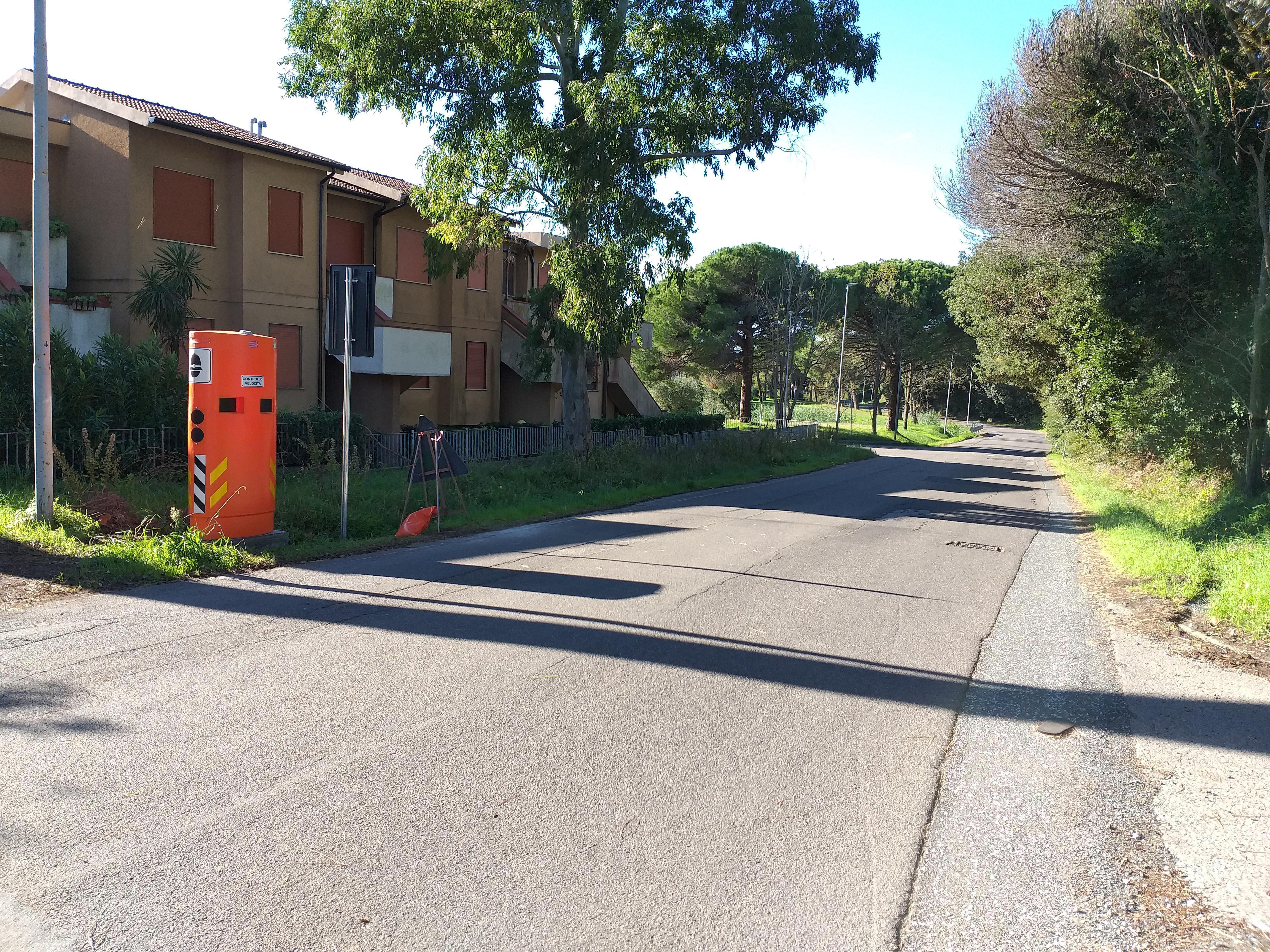 L’autovelox fisso a Rosignano ancora non funziona, postazione vuota a un mese dalla sua installazione 