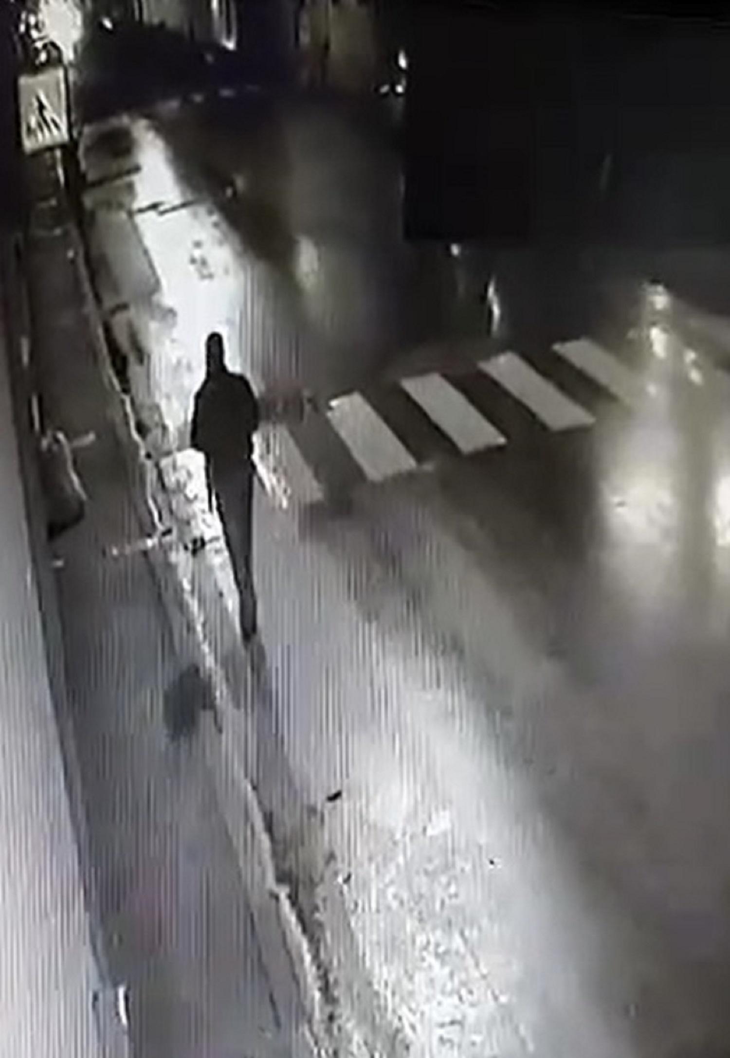 Il trentaquattrenne in strada un attimo prima di schivare l'auto