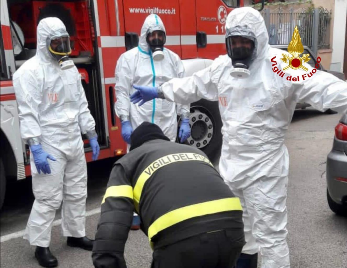 Selargius, gli specialisti Nbcr dei vigili del fuoco soccorrono una persona