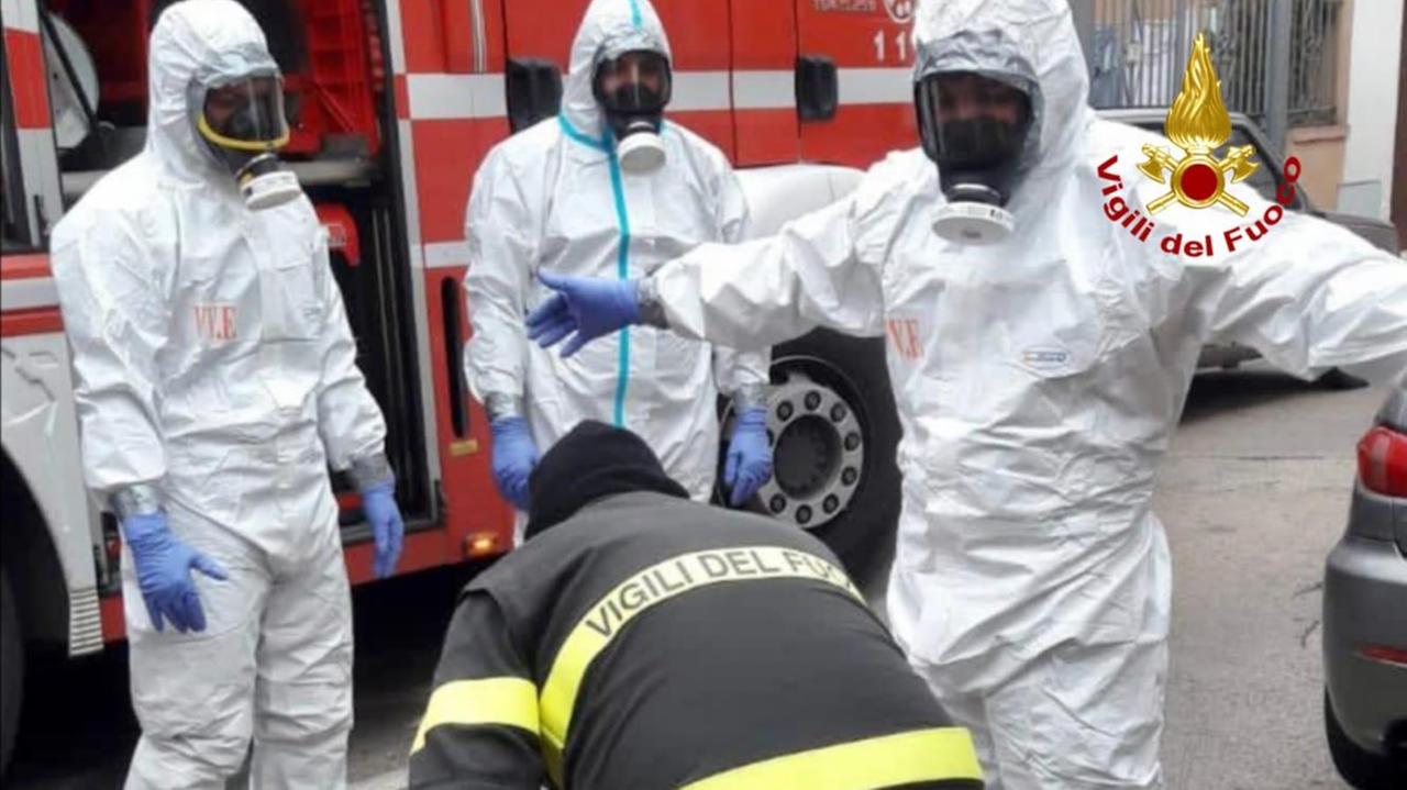Selargius, gli specialisti Nbcr dei vigili del fuoco soccorrono una persona