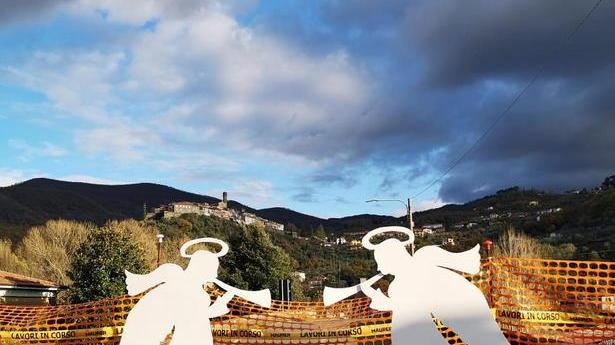 Il presepe arriva fino al ponte crollato