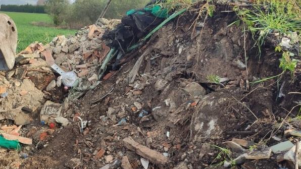 Gli scarti del cantiere edile finivano sepolti nel terreno