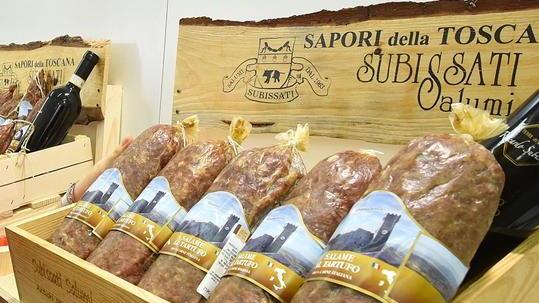 Il Lions dona alla Caritas le salsicce di Subissati