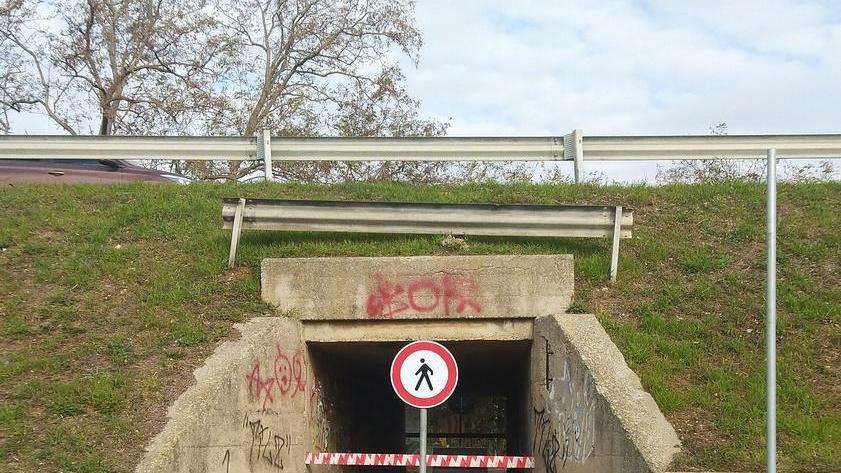 Giallo al ponticino off limits Sparite le sbarre antitransito