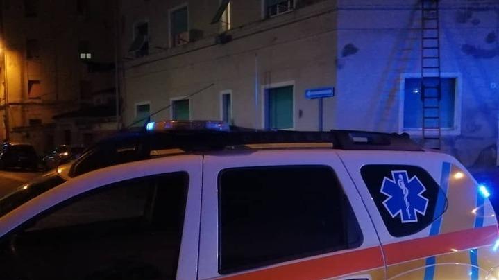 Anziana cade in casa: soccorsa con una scala da pompieri e volontari