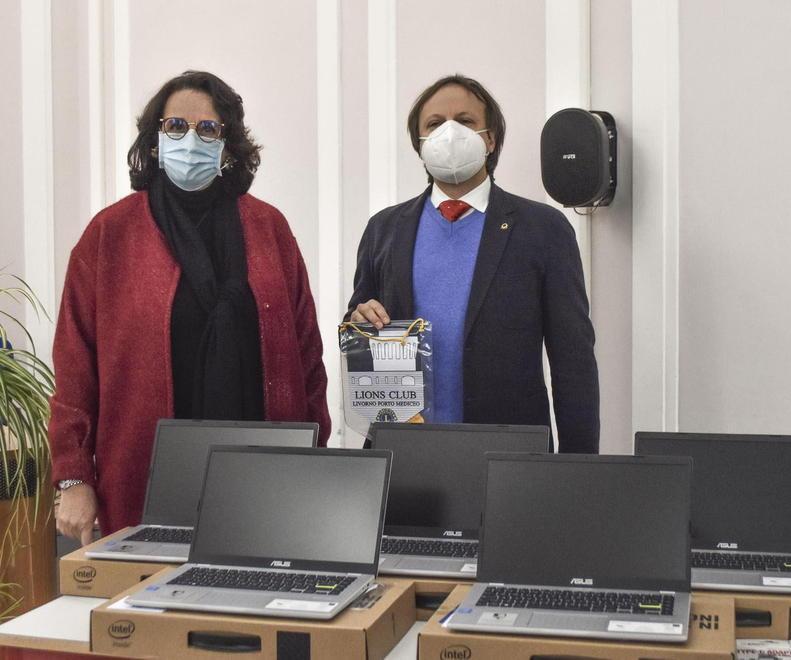 Il Lions Porto Mediceo regala sei computer ai ragazzi del Vespucci 