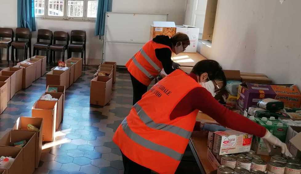 Pacchi dono insieme ai generi alimentari con lo Sguardo di vicinato
