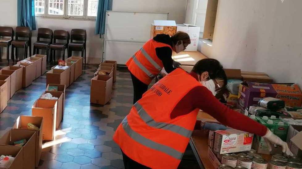 Pacchi dono insieme ai generi alimentari con lo Sguardo di vicinato