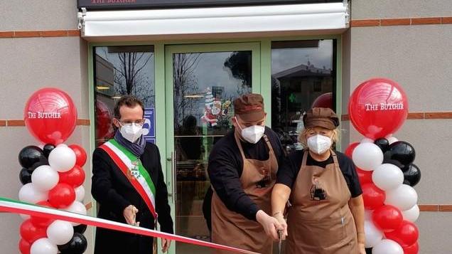 Giovane macellaio apre e sfida il virus