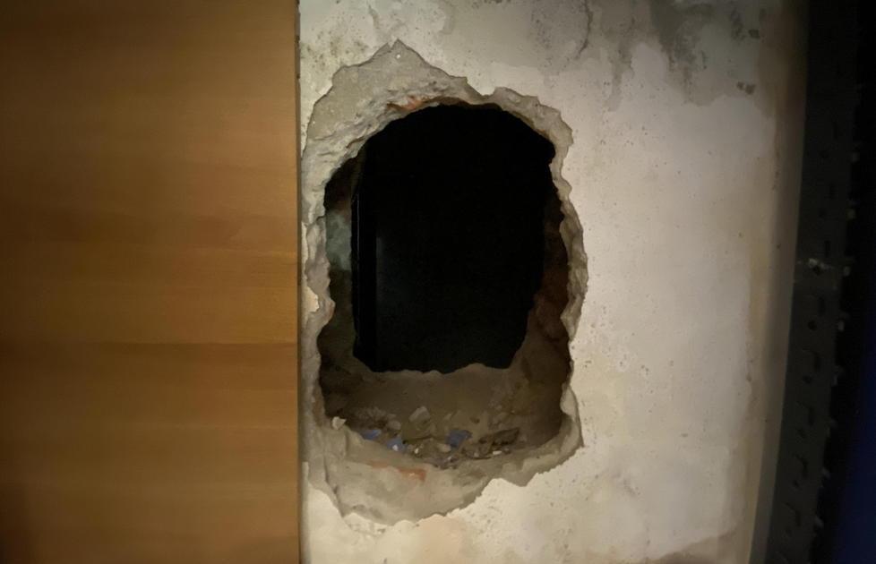 Sfondano la parete e rubano decine di stecche di sigarette 