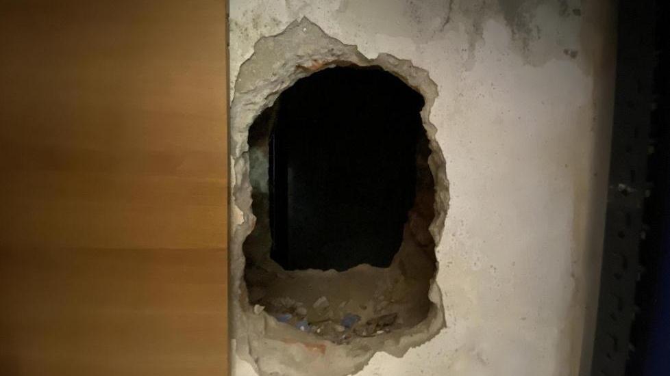 Sfondano la parete e rubano decine di stecche di sigarette