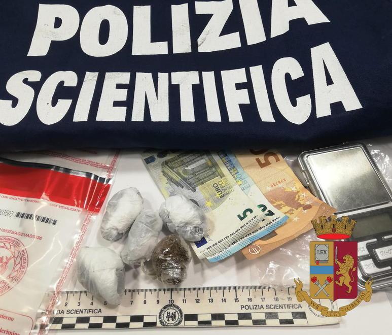 Calci e pugni ai poliziotti, feriti tre agenti 