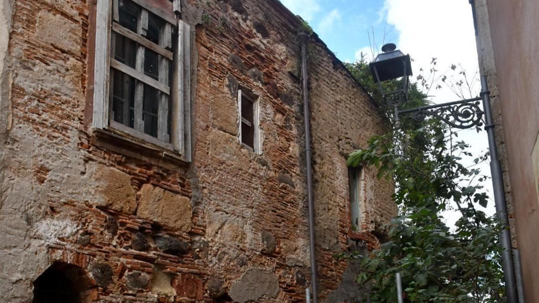 Vico Arcais, in centro una discarica di rifiuti