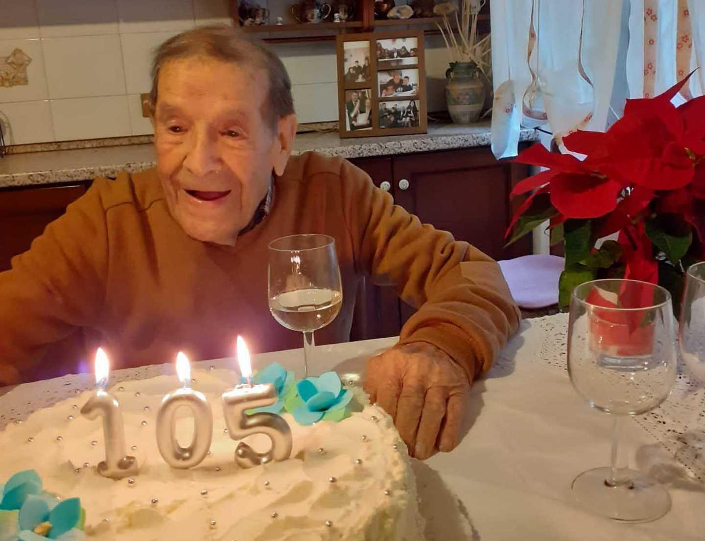 I gioiosi 105 anni di signor Nino, torta ma auguri in videochiamata 