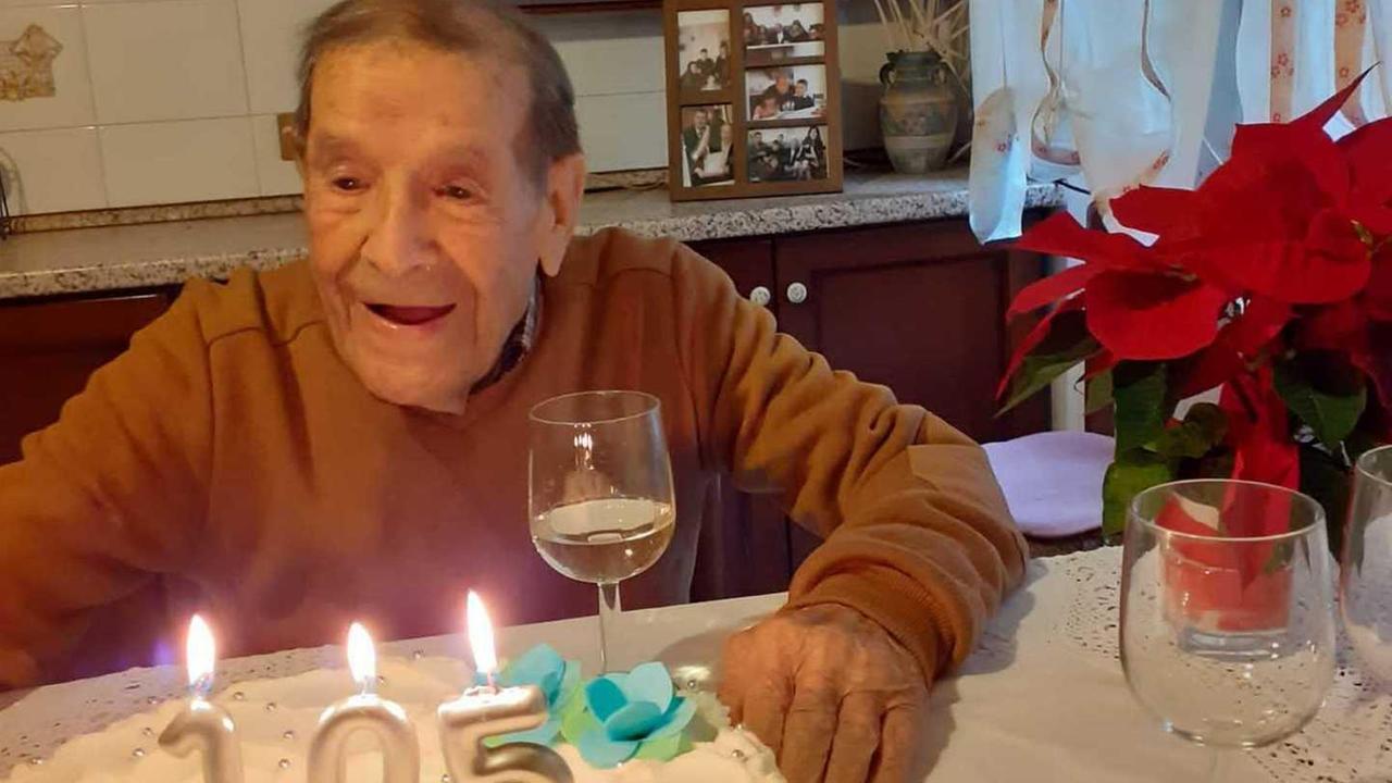 I gioiosi 105 anni di signor Nino, torta ma auguri in videochiamata 