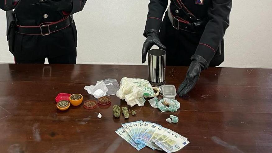 Vendevano “canne” in casa: tre arresti 