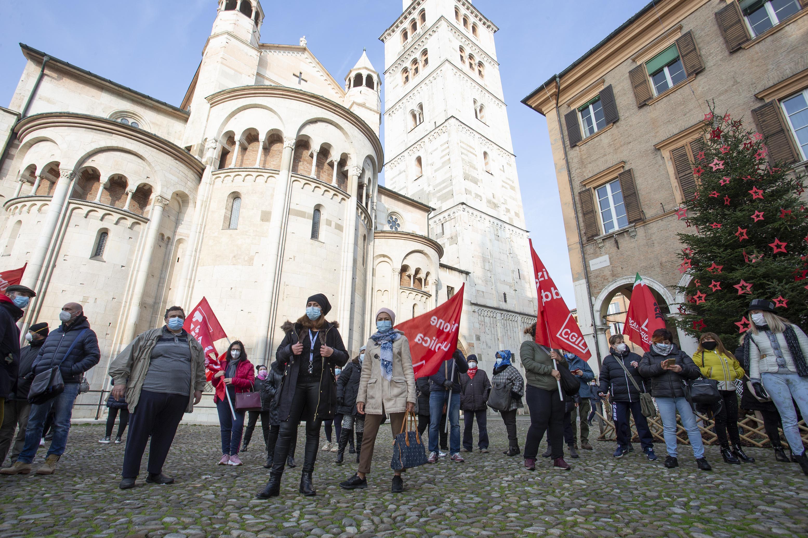 Modena La protesta Gli operatori delle Cra in piazza «Non si può morire di lavoro»
