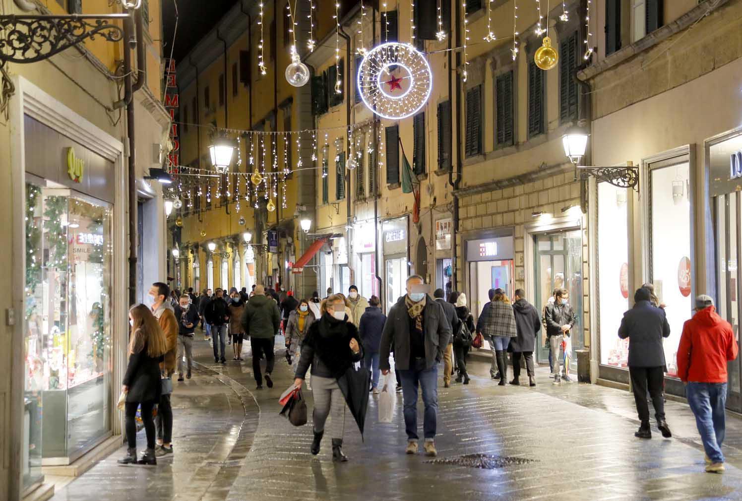 No degli esperti: la Toscana resta arancio. Deluso Giani, protestano i commercianti
