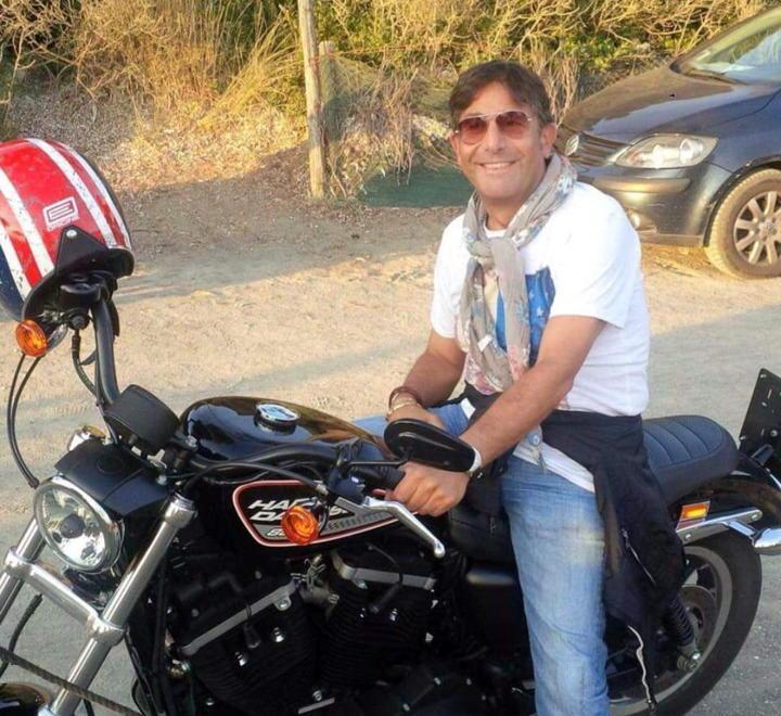Luca Francalacci con la sua inseparabile motocicletta