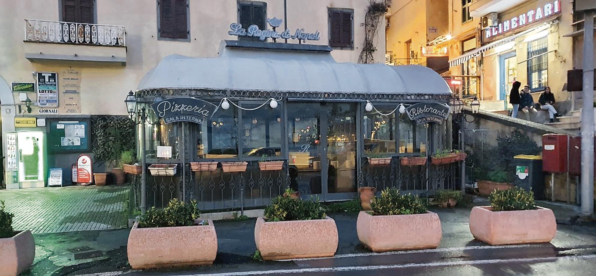 Il chiosco esterno al ristorante pizzeria La Regina di Napoli, in piazza delle Meraviglie a Porto Santo Stefano