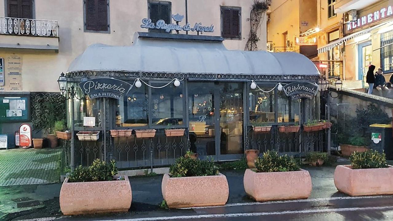 Il chiosco esterno al ristorante pizzeria La Regina di Napoli, in piazza delle Meraviglie a Porto Santo Stefano