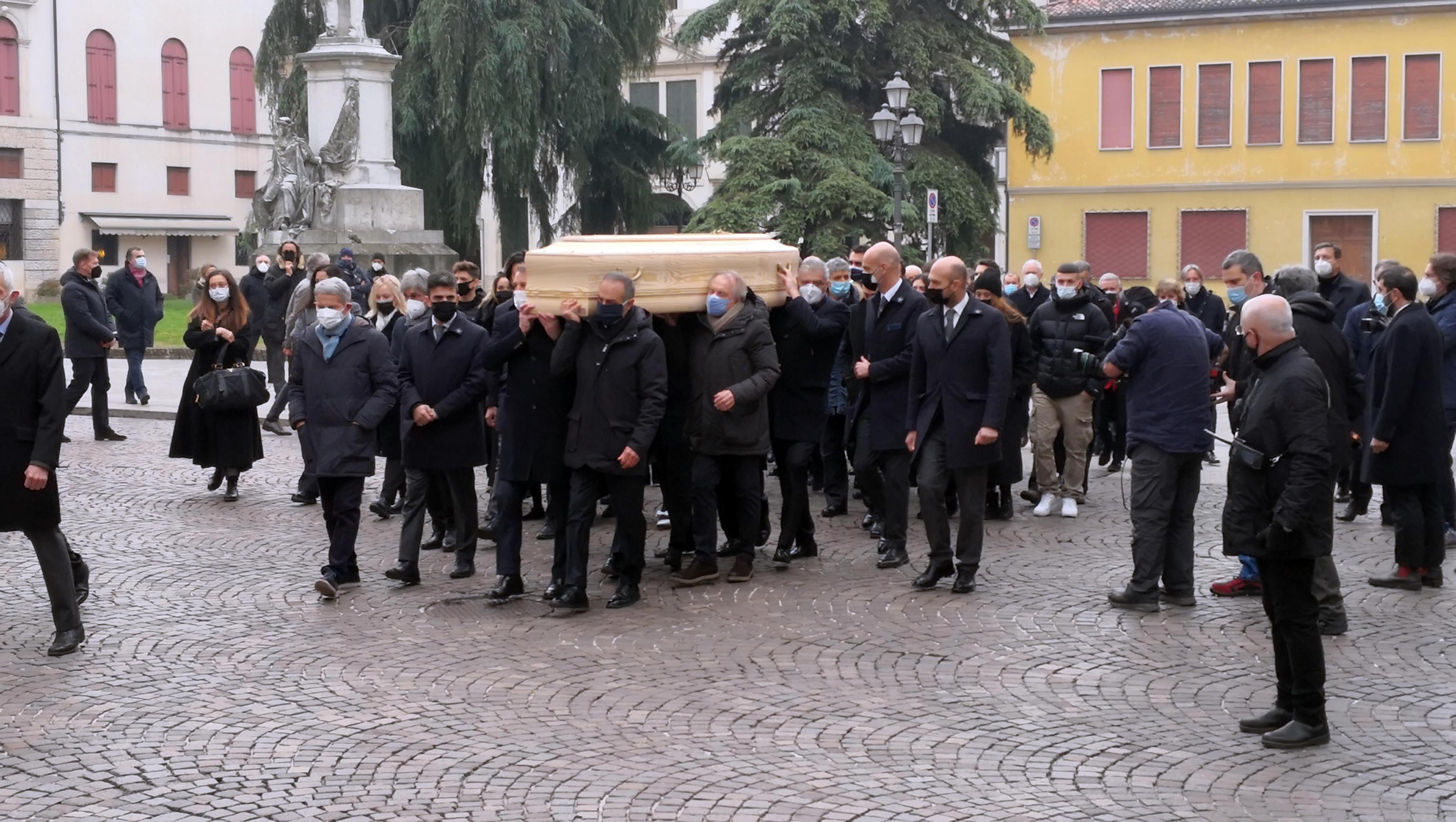 L'addio a Paolo Rossi con cori fuori dalla chiesa. L'omelia: "Serpente in campo, colomba nella vita" 
