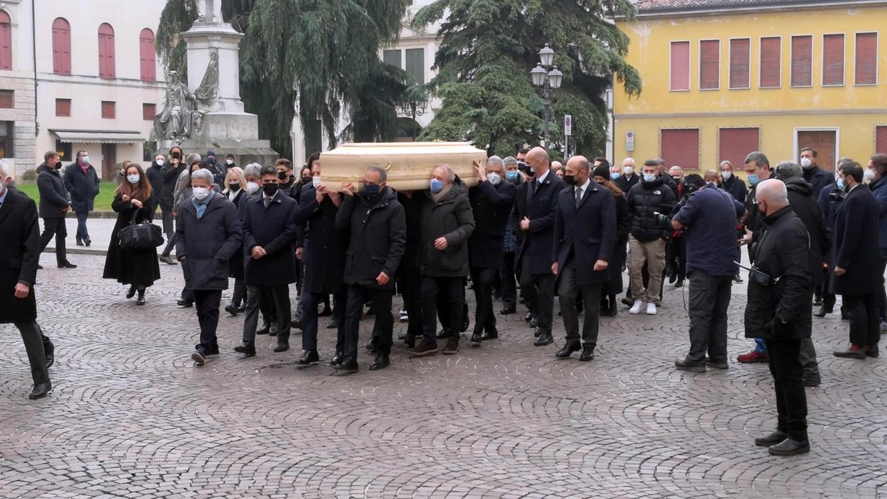 L'addio a Paolo Rossi con cori fuori dalla chiesa. L'omelia: "Serpente in campo, colomba nella vita"