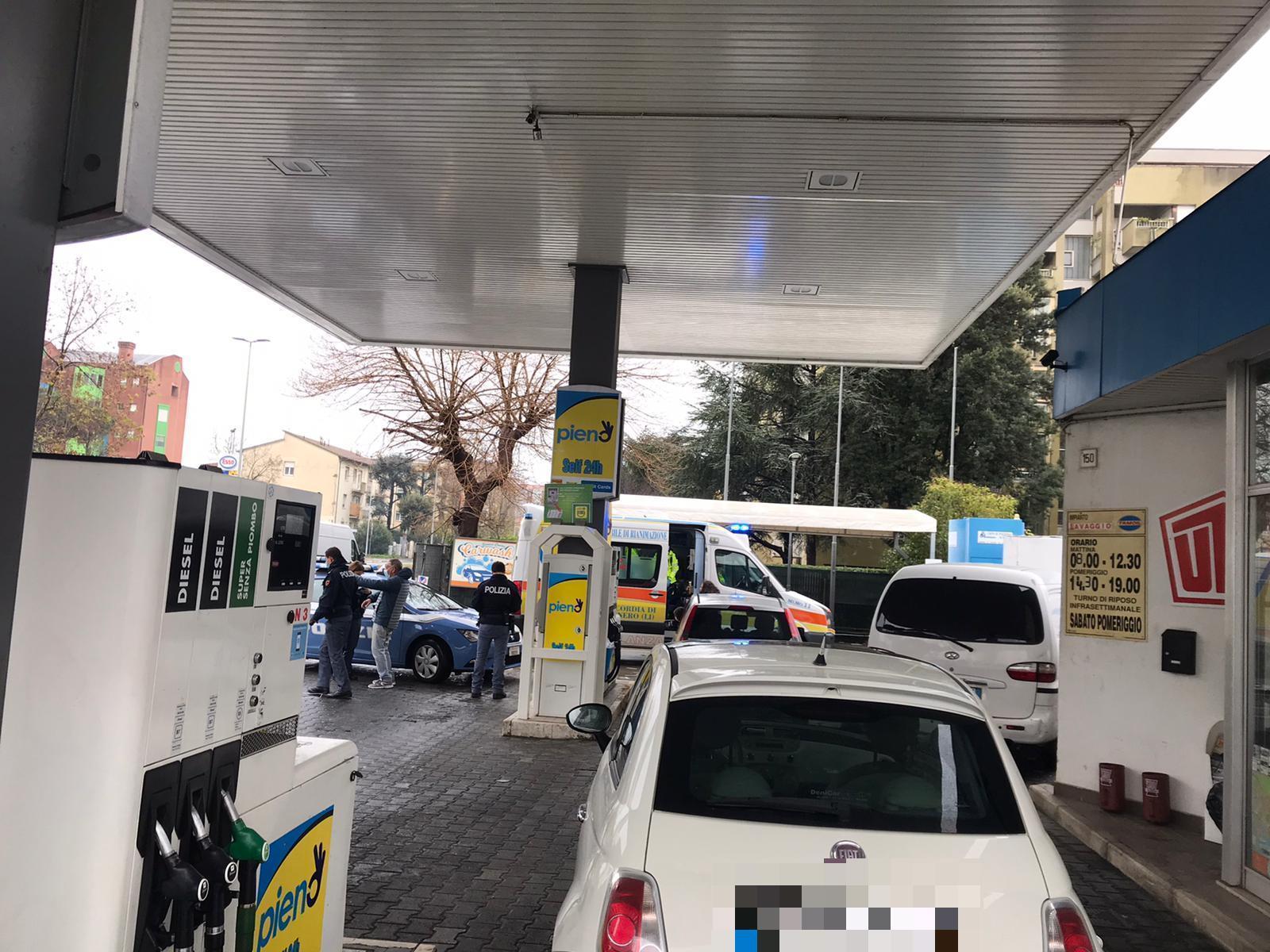 Polizia e ambulanze alla Tamoil di viale Petrarca