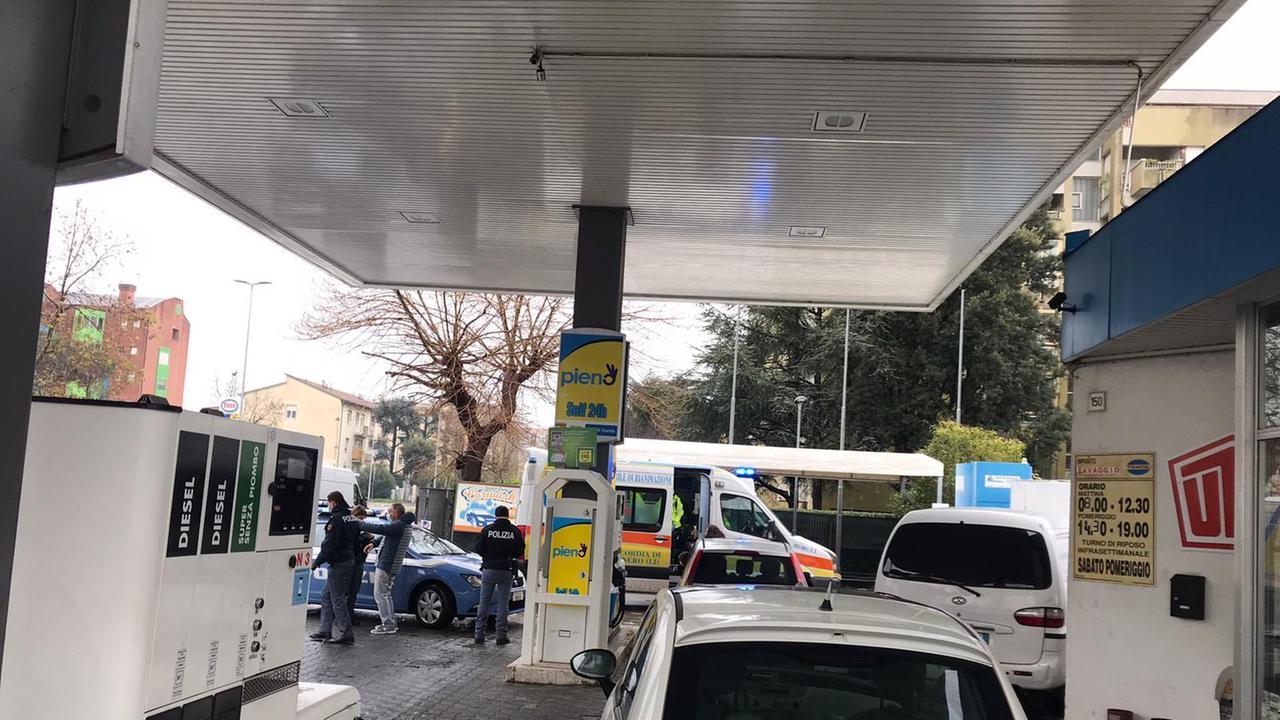 Polizia e ambulanze alla Tamoil di viale Petrarca