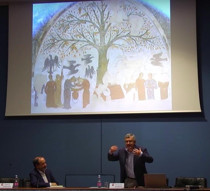 Alessandro Barbero nel 2019 in una conferenza a Spoleto: sullo sfondo l'Albero della fecondità