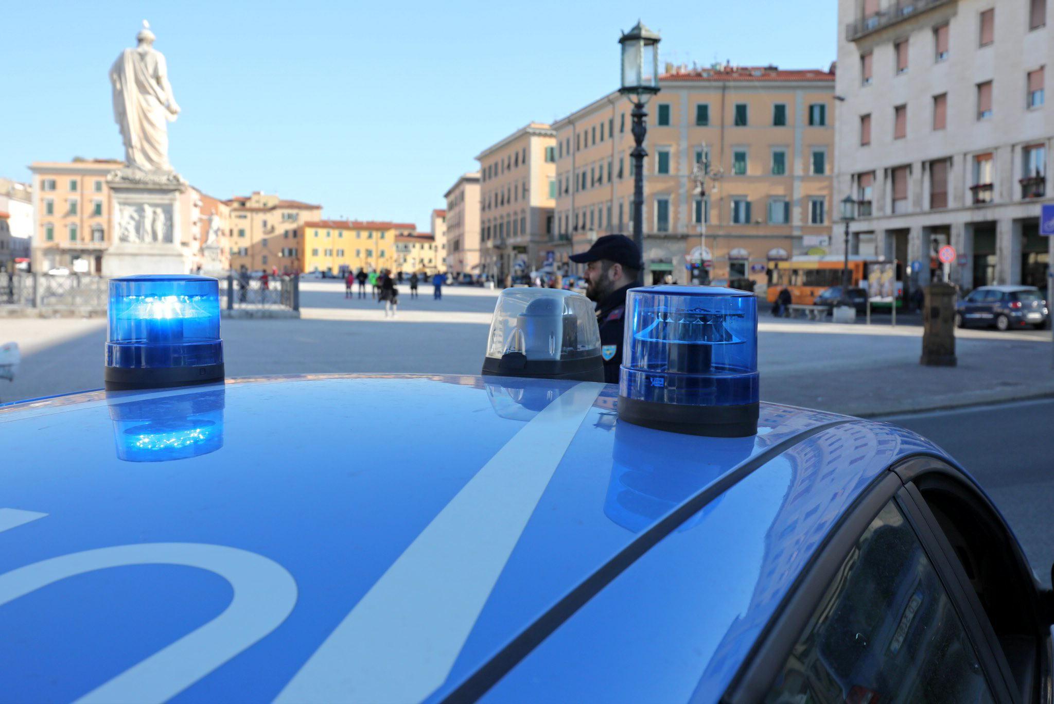 Un'auto della polizia in piazza della Repubblica (foto d'archivio)