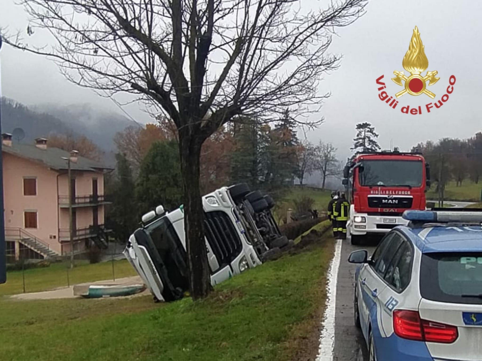 Tir si ribalta lungo la provinciale a Compiano, conducente ferito