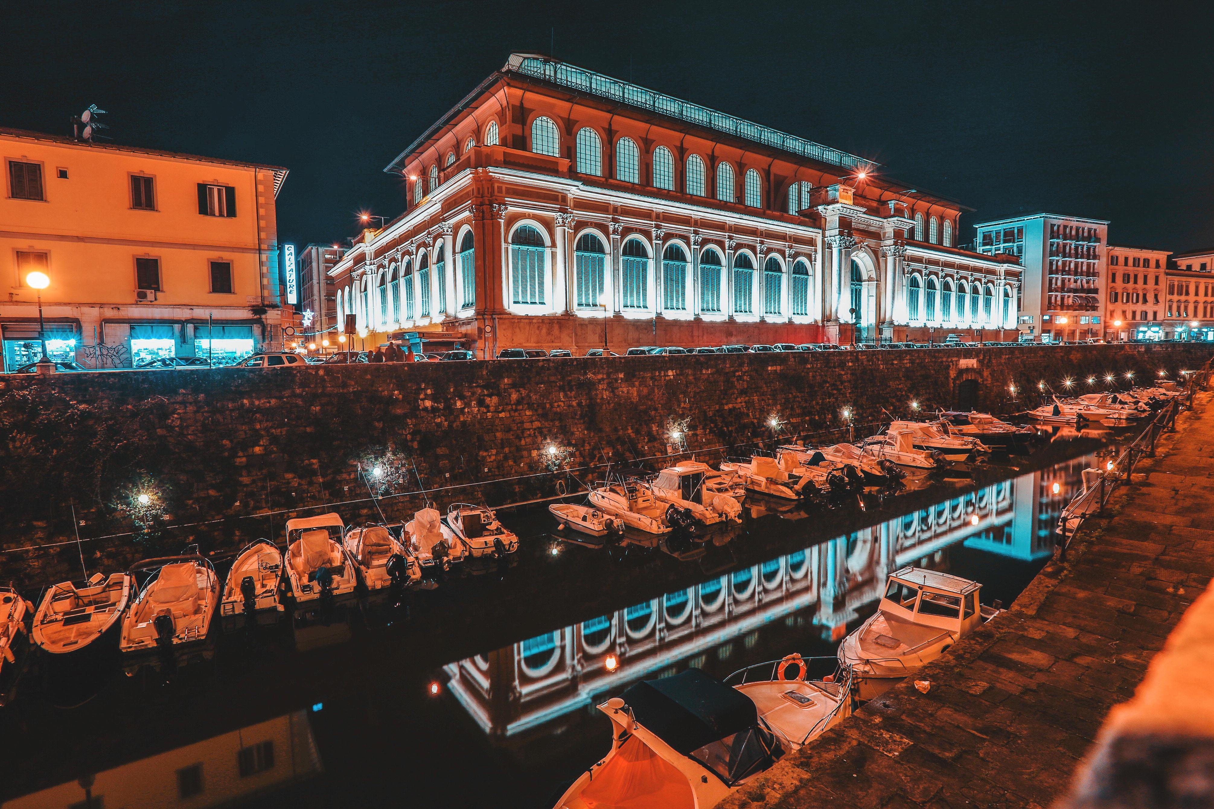 Si accendono le luci del Mercato centrale: ecco la magia del Natale lungo i Fossi 